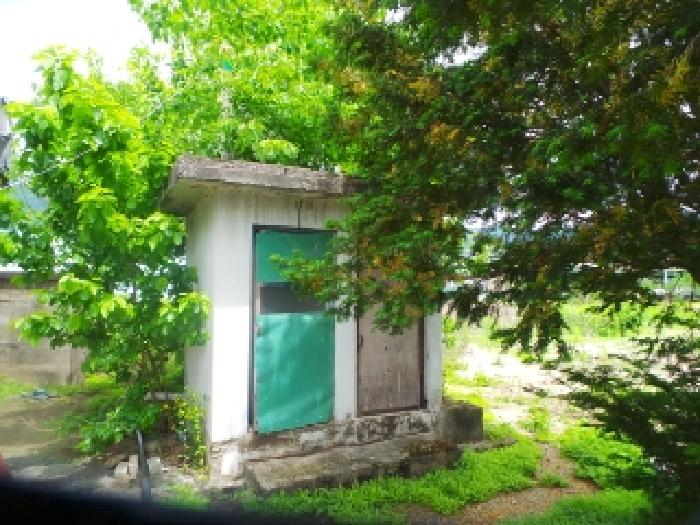 사진29번 [목록번호6번 부동산에 소재하는 벽돌조 슬라브지붕 단층 변소 전경]