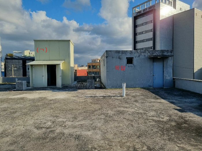 옥탑 및 제시외건물(ㄱ) 전경