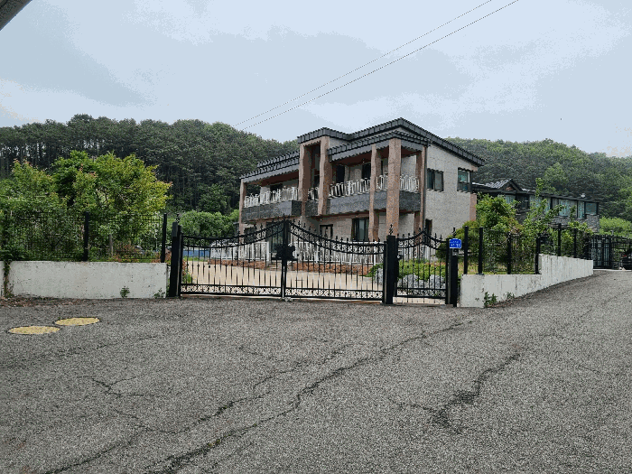 기호 1,2 원경 및 기호 5~7도로
(제시외 ㅁ: 담장 및 대문)