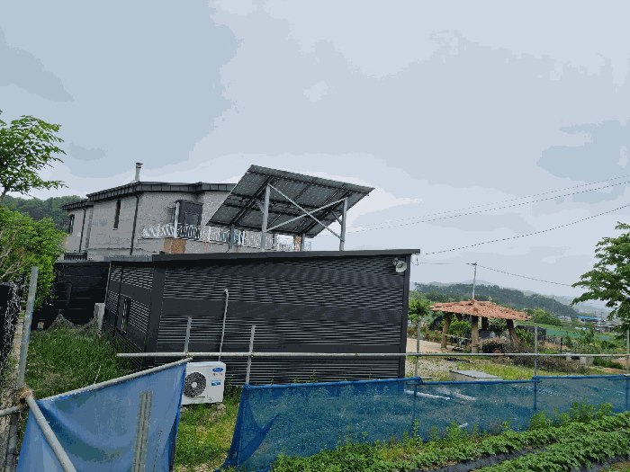 기호 2 및 제시외 기호 ㄷ(다용도 창고 등)
(안쪽은 제시외 ㄴ(창고))