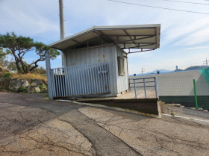 본건 공장건물 입구 제시외 컨테이너