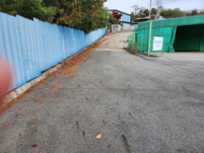 본건 공장건물 입구