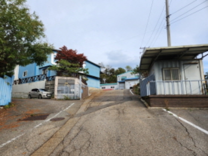 본건 공장건물 입구(가운데 보이는 건물이 목록4 건물임)