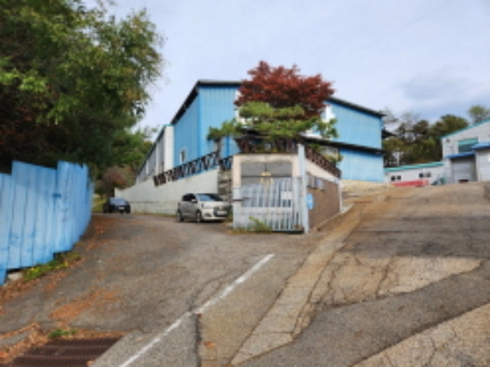 본건 공장건물 입구(우측에 보이는 건물이 목록4 건물임)