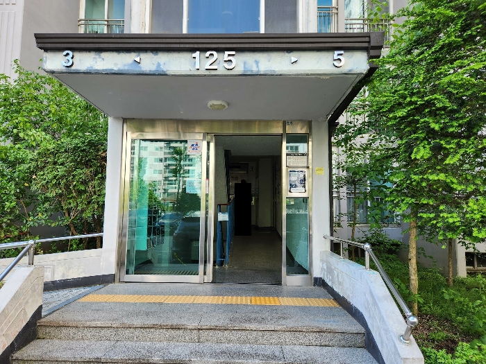 본 건 소재 건물 출입구 전경