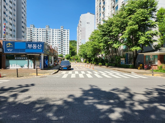 본 건 소재 단지 입구 전경