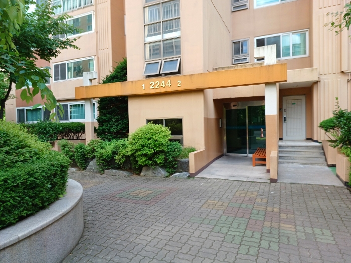 본건 공동출입구 전경