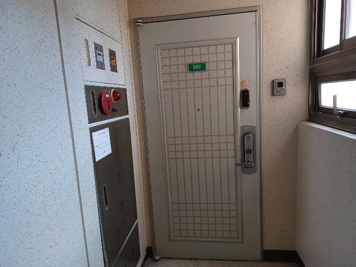 본건 현관문 전경