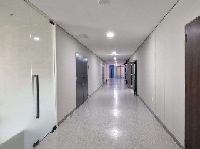 11층 복도 (사진 왼쪽이 B-1102호 출입문)