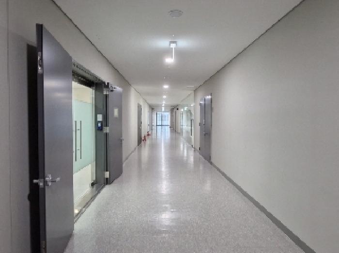11층 복도 (사진 오른쪽에 B-1102호 출입문이 있음)