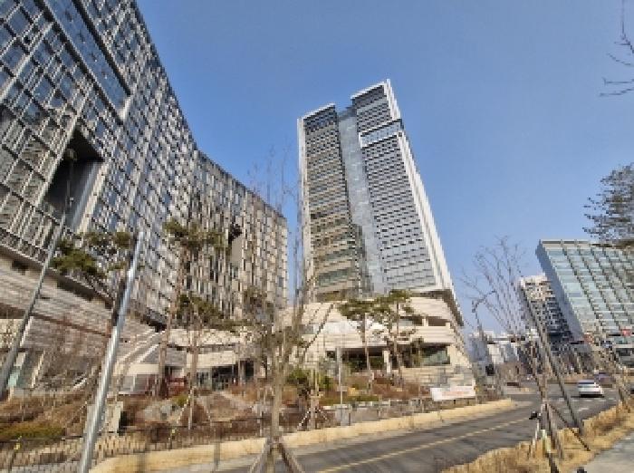 건물 전경 (사진 왼쪽이 B동, 중앙이 A동)