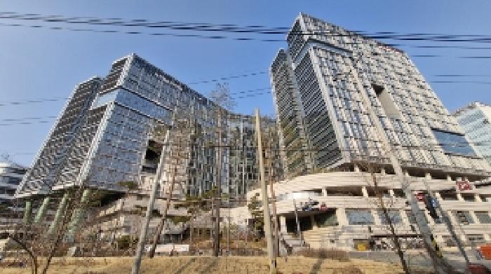 건물 전경 (사진 왼쪽이 B동, 오른쪽이 A동)