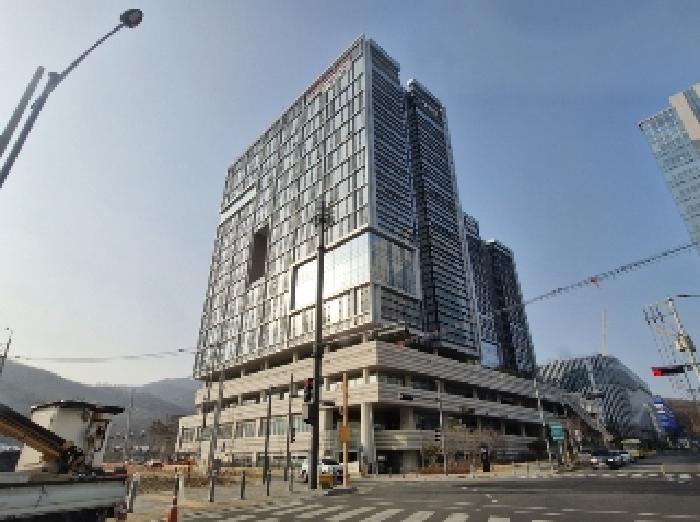 대로 사거리에서 본 건물 전경 (A동이 주로 보임)