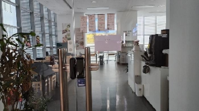 점포 출입문(안내문 부착)