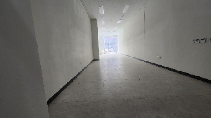 유리문에서 본 점포 내부 전경(공실)