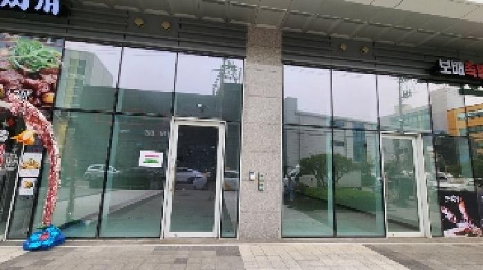 점포 출입문(대로변에서 본 전경)