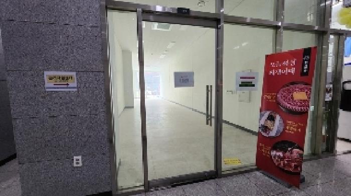 점포 출입문(건물 내부에서 본 전경)