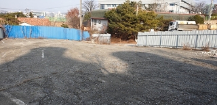 1번 부동산 지상 시멘트 포장 모습