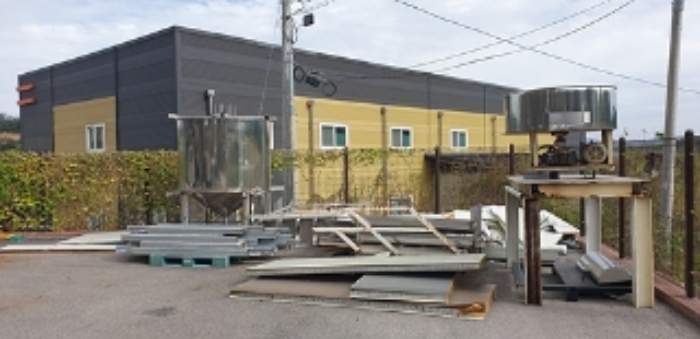 2번 부동산 건물 남동측 지상 적치물 모습