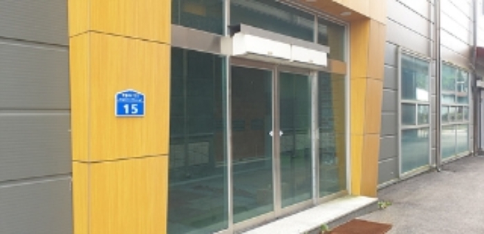 2번 부동산 건물 출입문 및 도로명주소 표지판 모습