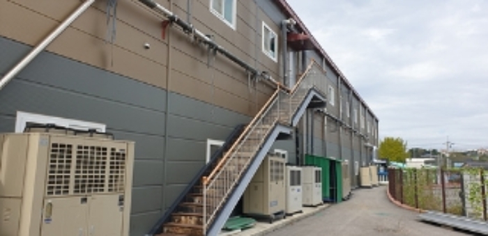 2번 부동산 건물 남동측 외벽 계단 모습