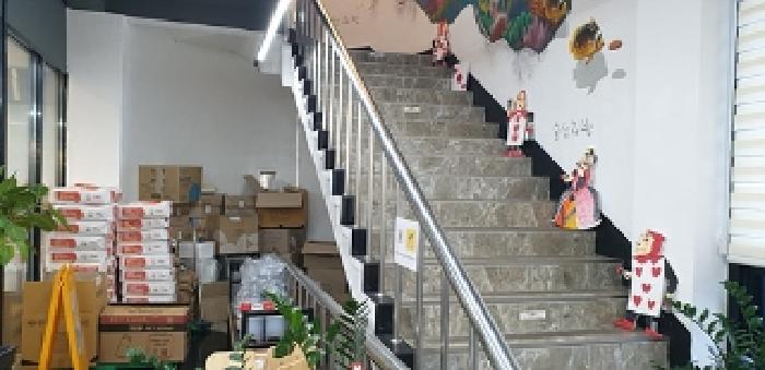 2번 부동산 건물 1층 카페 내부 2층 계단 모습