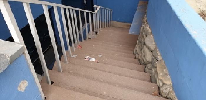 2번 부동산 건물 지하 1층 계단 모습