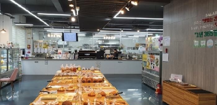 2번 부동산 건물 1층 카페 내부 모습