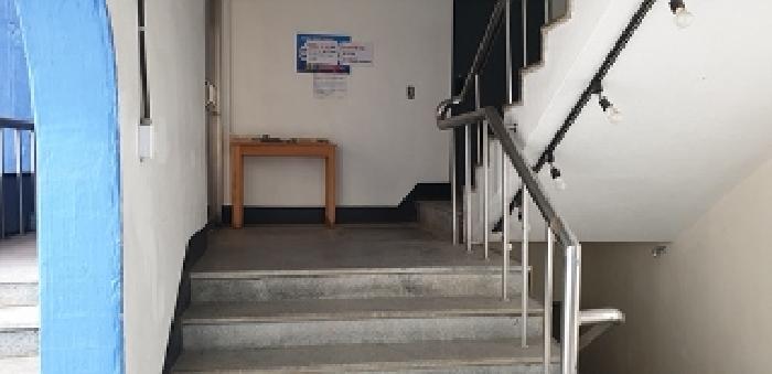 2번 부동산 건물 외부 계단 모습