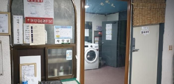 2번 부동산 건물 3층 숙박업소 내부 사무실 모습