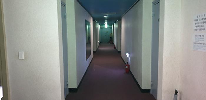 2번 부동산 건물 3층 숙박업소 복도 모습