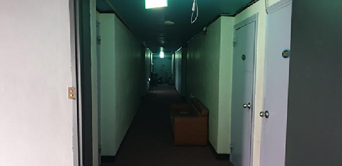 2번 부동산 건물 4층 숙박업소 복도 모습