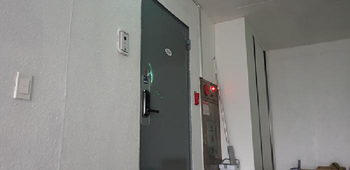 2번 부동산 건물 5층 502호 출입문 모습