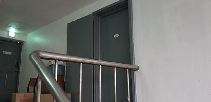 2번 부동산 건물 5층 501호 출입문 모습