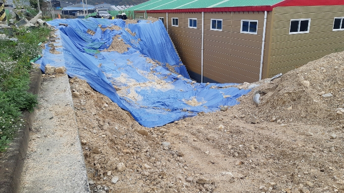 본건 토지 진입로 붕괴부분 동측에서의 전경2