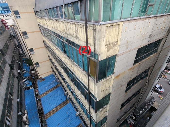 본건 건물 후면 및 측면 전경
(남서측에서 촬영)