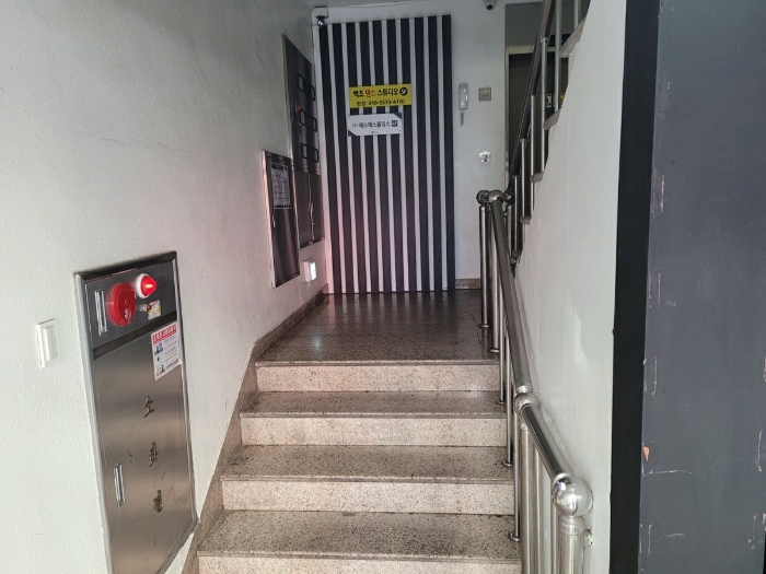 건물 1층 입구 계단실 전경
