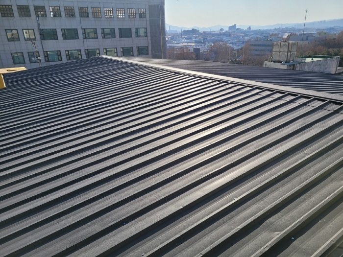 건물 옥상 강판지붕 덮개