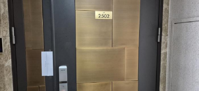 전유세대 출입문(현황조사 안내문 부착)