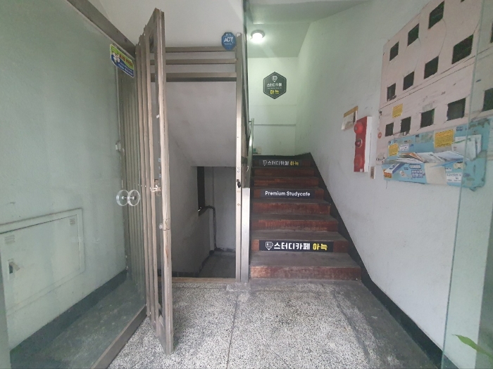 1층 계단실 전경