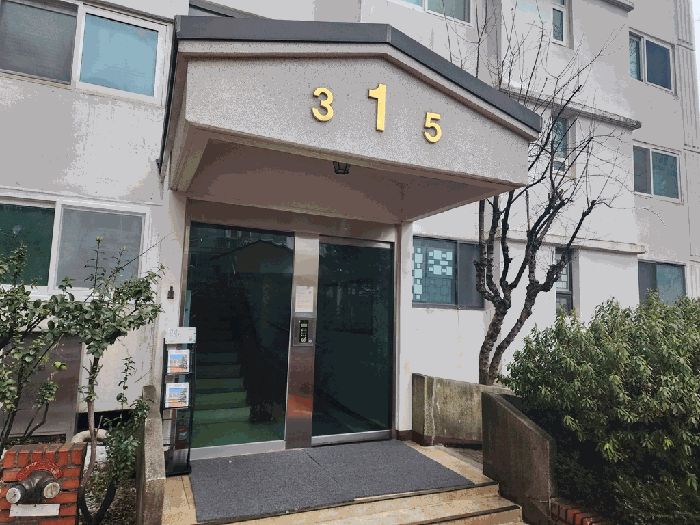 본건 1층 출입구