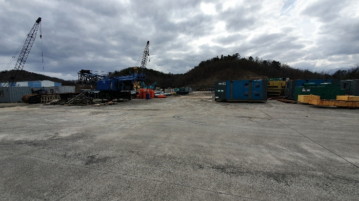 기호 1 내부의 건설기계, 자재 등 야적 모습 - 1