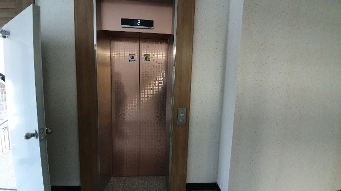 기호 5 건물의 승강기 설비