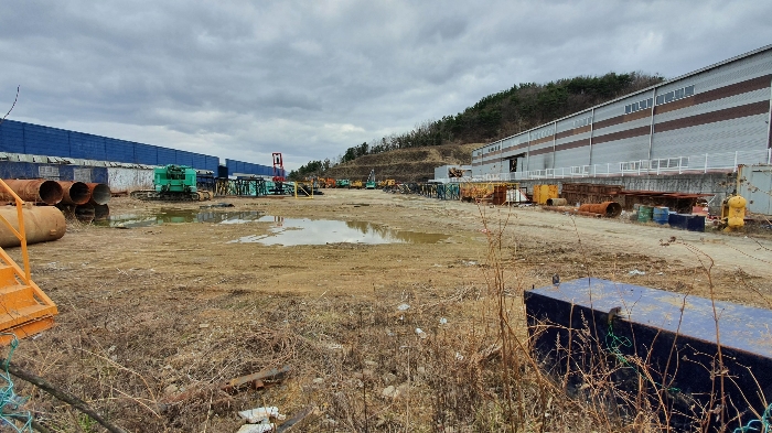 기호 2 내부의 건설기계, 자재 등 야적 모습