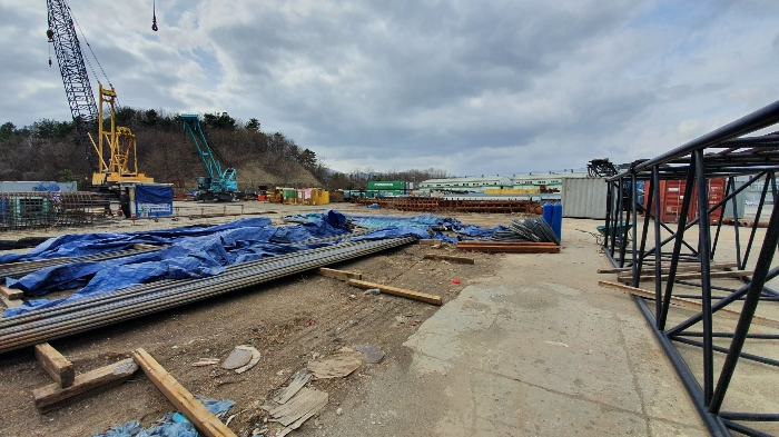 기호 1 내부의 건설기계, 자재 등 야적 모습 - 2