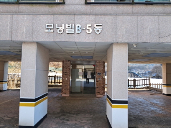 본건 공동출입구 전경
