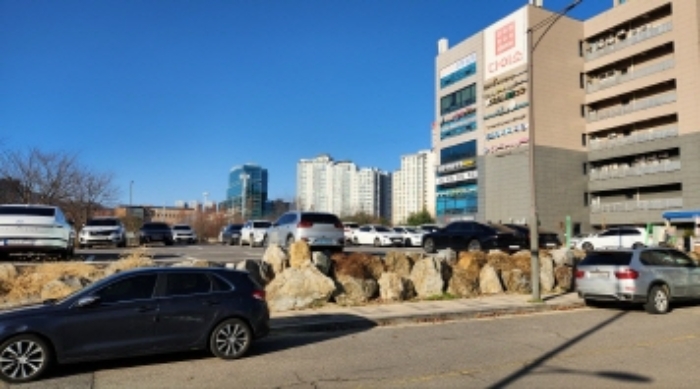 외부에서 본 주차장