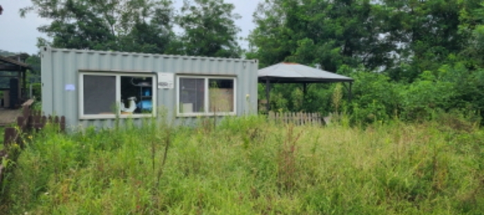 목록 9 토지상 제시외 컨테이너와 가제보 전경(안내문 부착)