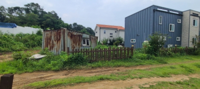 목록 12 토지 및 토지상 제시외 컨테이너 전경