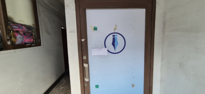 지하층 출입문(1층 계단쪽)(현황조사 안내문 부착)